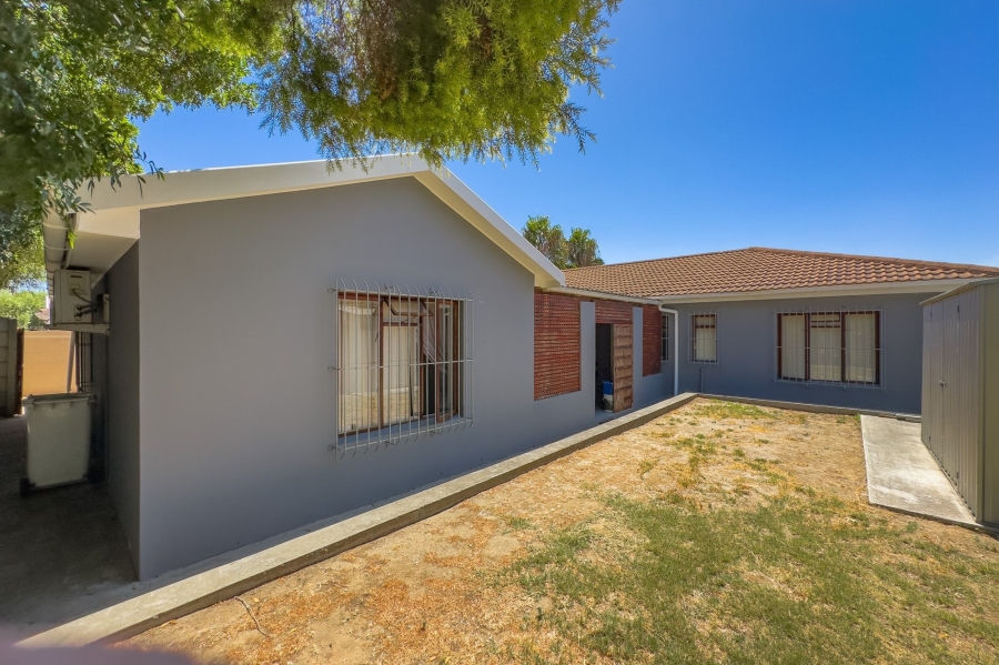 5 Bedroom Property for Sale in Uitzicht Western Cape